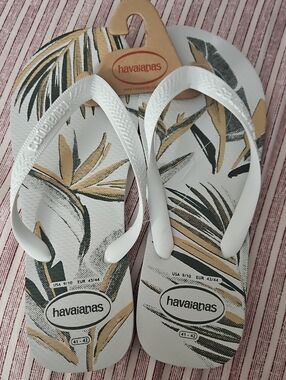 Havaianas White Flip Flops with Green and Tan Tropical Print Size 9/10